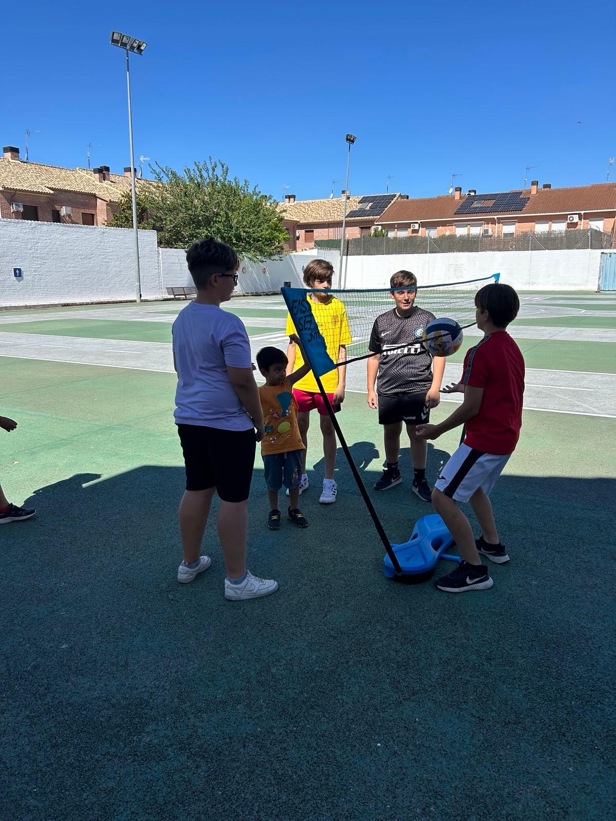 Momento de juego y convivencia en Patios de Verano de ENTRENEMOS